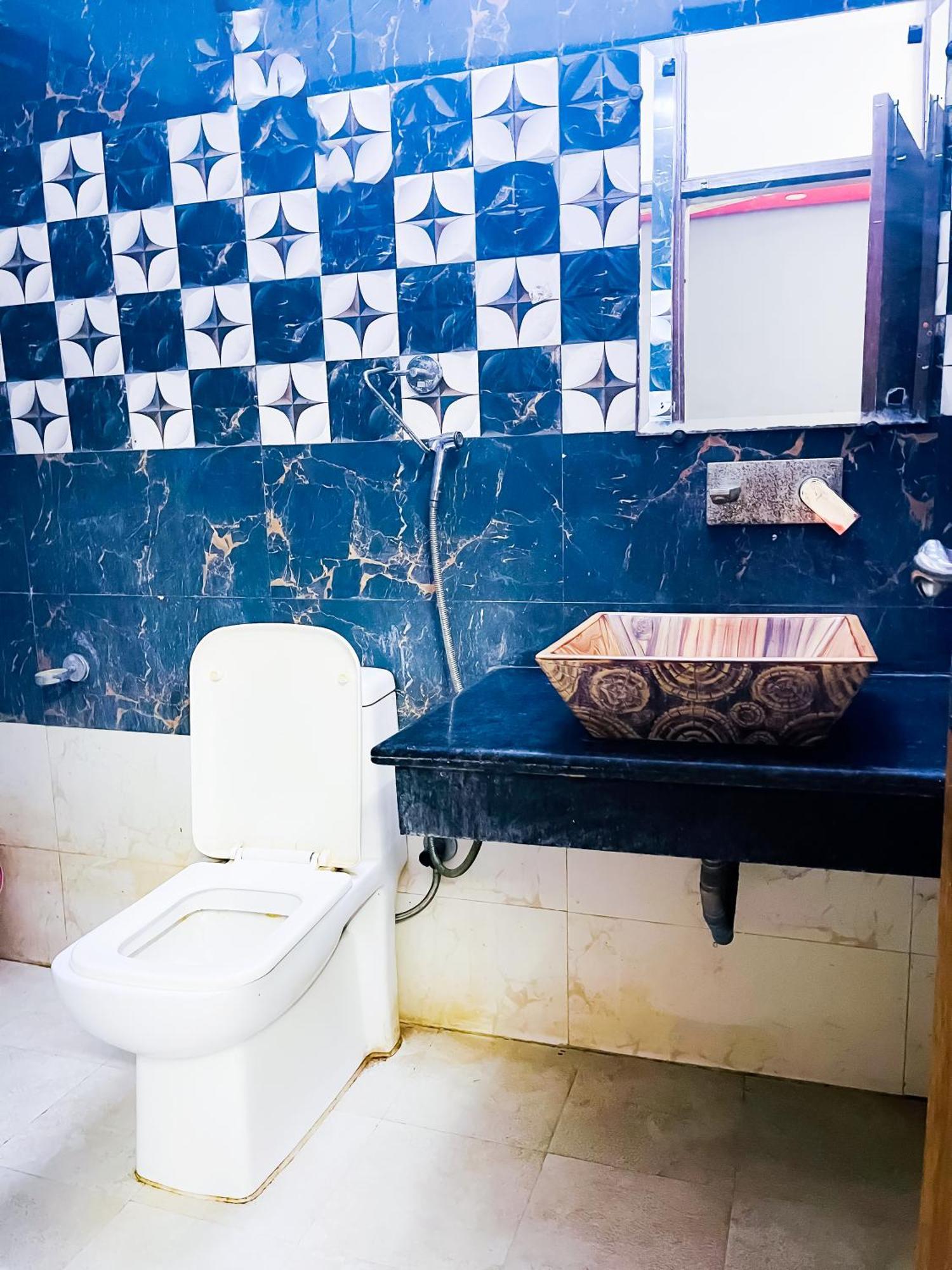 Hotel Classical Opposite Nizamuddin Railway Station Ню Делхи Екстериор снимка